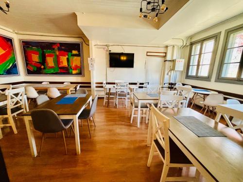 Μια τηλεόραση ή/και κέντρο ψυχαγωγίας στο NW Hotel Nomada