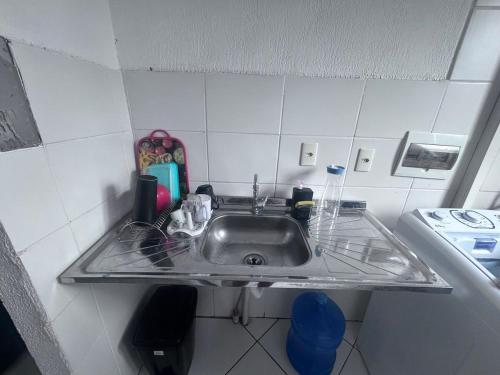 un évier de cuisine avec un plan de travail en métal dans l'établissement Viver Melhor Apartment, à Marituba