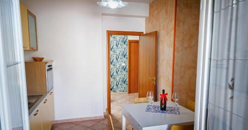 Una cocina con una mesa y un comedor. en Gli Agrumi di nonna Peppina - Appartamento Arance, en Mondragone