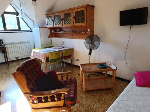 a living room with a chair and a table at La Perla dell'AltaVia in Bertigaro