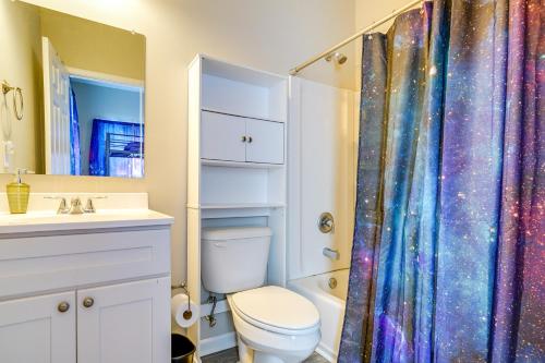 Un baño con inodoro y cortina de ducha en Wilmington Getaway Near Riverwalk and Downtown!, en Wilmington