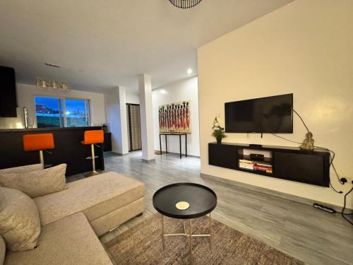 Cozy 2 bed apartment with pool