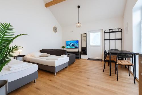 un soggiorno con un divano e un tavolo di Airport-Messe Apartments a Dusseldorf