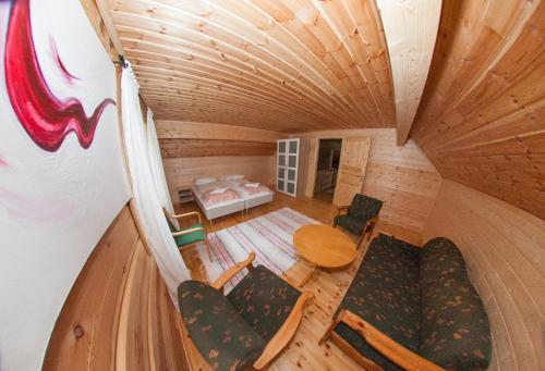 Istumisnurk majutusasutuses Viking Cabins - MIT FabLab - Solvik