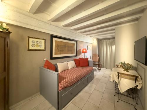 Lo Studiolo Home Tower QK Costa 58