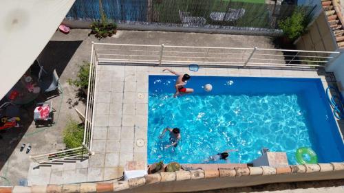 PegalajarにあるLos Rosales de la Charcaのプールで遊んでいる男性の俯瞰写真