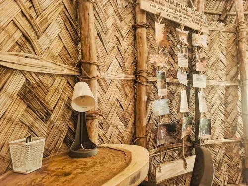 Una lámpara colocada sobre una mesa frente a una pared. en Kogui Aldea, en Palomino