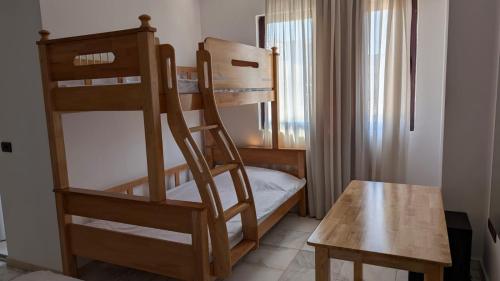 Vila Kastriotet-Hotelにある二段ベッド