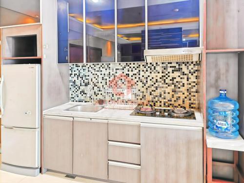 Kuchyň nebo kuchyňský kout v ubytování Strategic 3BR Thamrin Residence