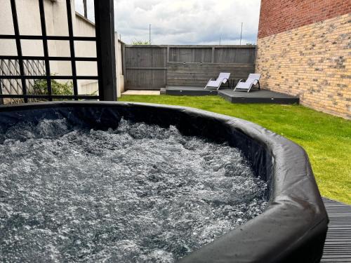 Spacious 5-Bed House with a Hot Tub Sleeps 10 photo 59
