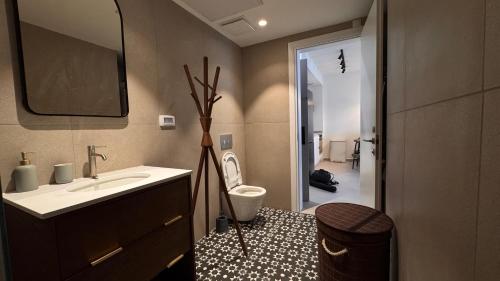 a bathroom with a sink and a toilet at סוויטה משפחתית מפנקת בראון 42 אילת in Eilat