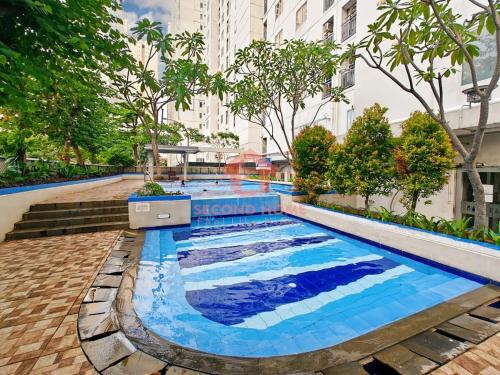 Πισίνα στο ή κοντά στο Cozy 2BR Bassura Apt pool WI-FI Netflix