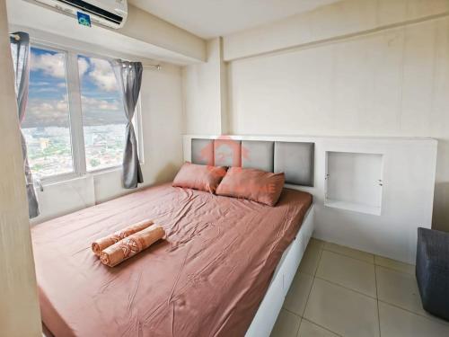 Ένα ή περισσότερα κρεβάτια σε δωμάτιο στο Cozy 2BR Bassura Apt pool WI-FI Netflix