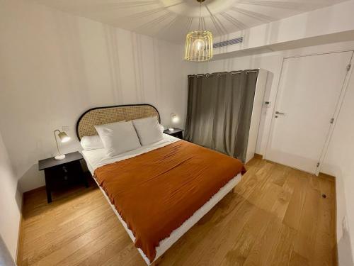 Ένα ή περισσότερα κρεβάτια σε δωμάτιο στο Port de Bonifacio