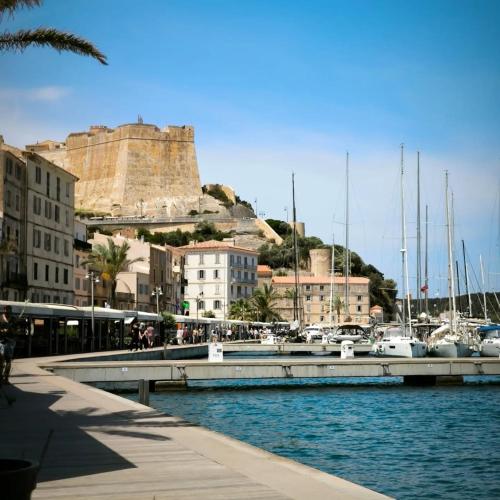 Charmant appartement climatisé avec balcon à Bonifacio- calme & bien situé