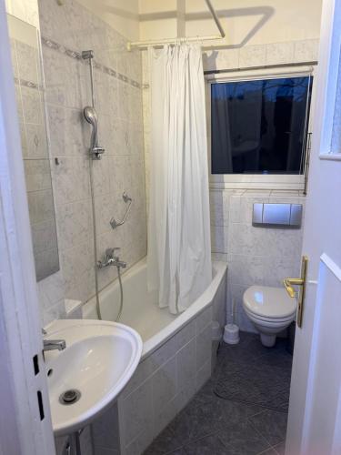 Koupelna v ubytování CJ Apartment