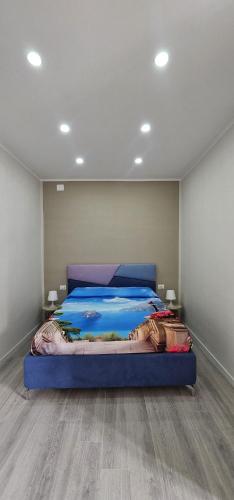 een slaapkamer met een blauw bed in een kamer bij Habibi Gerard in Torre del Greco