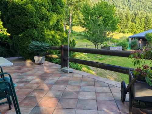 Ferienwohnung Doppelreiter في ابسي: فناء به سياج ومطل على ميدان