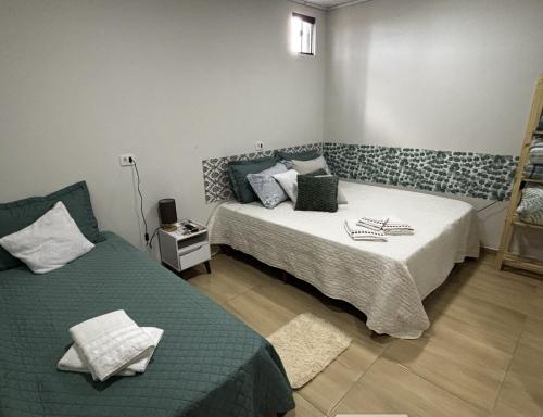 En eller flere senge i et værelse på Rancho do Viajante APARTAMENTO B