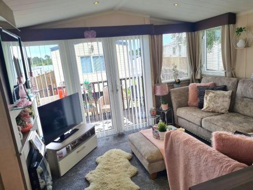 un salon avec un canapé et une télévision à écran plat dans l'établissement Andreas Westfield Retreat 7 Lakes Country Park, à Crowle