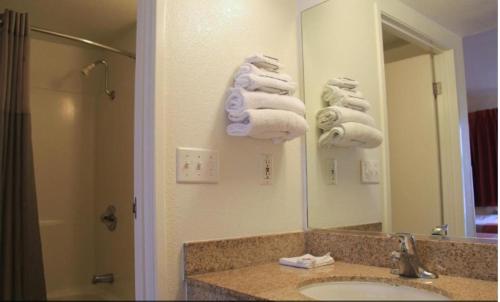 Ένα μπάνιο στο Motel 6-Enfield, CT - Hartford