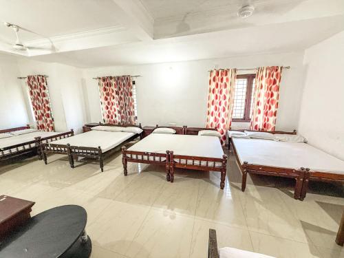 Cama o camas de una habitación en Sathya Inn Guruvayur