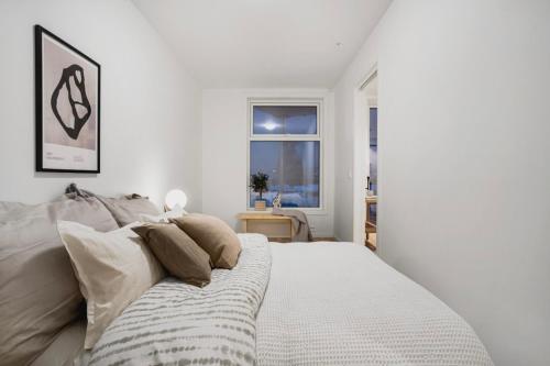 En eller flere senge i et værelse på Modern apartment nearby Fjellheisen
