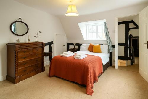 Postel nebo postele na pokoji v ubytování 4 Bed Cottage with Hot Tub near Wyboston Lakes