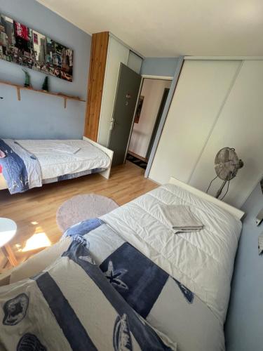 Giường trong phòng chung tại Roissy CDG, private room 3