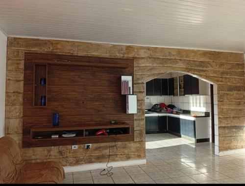 eine Küche mit einer großen Steinwand in einem Zimmer in der Unterkunft Casa ampla e aconchegante in Foz do Iguaçu