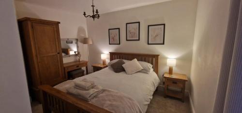 een slaapkamer met een bed met twee nachtkastjes en twee lampen bij The Duke's Townhouse in Chester