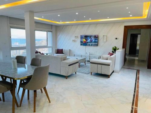 Μια τηλεόραση ή/και κέντρο ψυχαγωγίας στο Luxury Stay with Panoramic Sea Views, Tourist zone