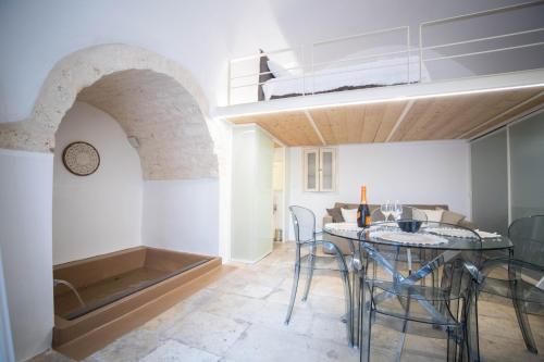 a kitchen and dining room with a table and chairs at Nivèra White Allure Maison in Ostuni