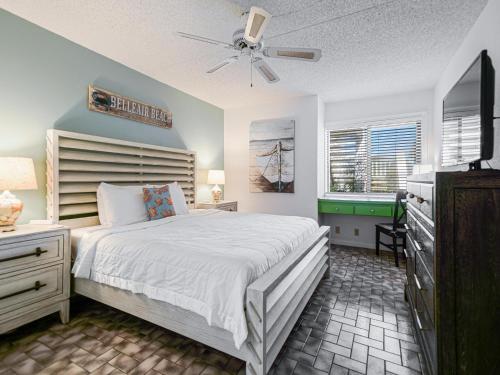 een slaapkamer met een groot bed en een plafondventilator bij Sonrisa 11 in Clearwater Beach