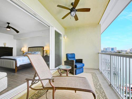 Ένα ή περισσότερα κρεβάτια σε δωμάτιο στο Sandpipers Cove 602