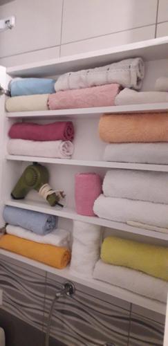armadio pieno di asciugamani di colore diverso di Apartman Iris a Bosanski Brod