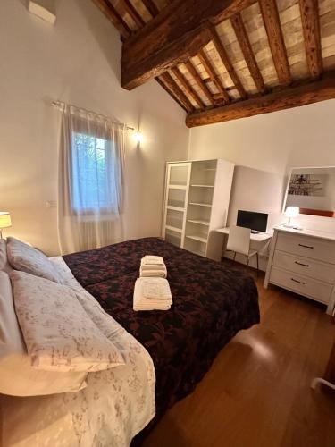 a bedroom with a bed and a desk and a computer at Appartamenti Portavenezia in Padova