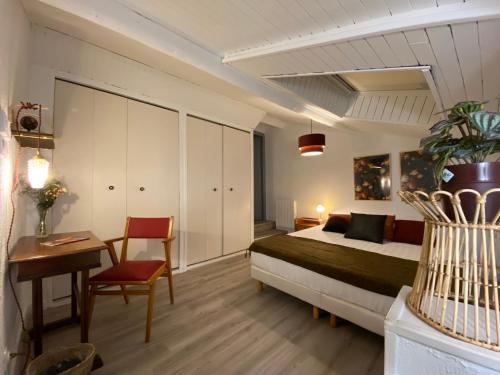 Ένα ή περισσότερα κρεβάτια σε δωμάτιο στο Les Cosy de Nancy - Le repère du roi stanislas 4étoiles