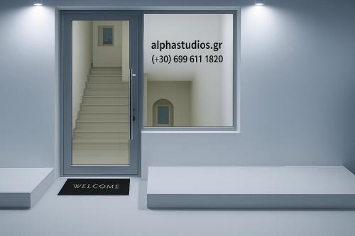 una puerta abierta con una escalera en una habitación en Alpha Studios Naxos - Adults Only, en Naxos Chora