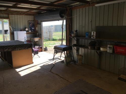 um quarto com uma porta aberta para um quarto com uma janela em Spirit of Tasmania Stopover 3 secure DIDO sites SC Motor Homes RVs ONLY! BYO Toilet and bed! Private Hobby Horse Farm Rooms extra em Lara