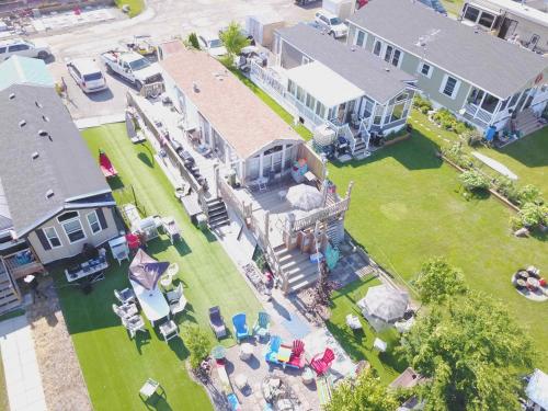 una vista aerea di una casa con un ampio cortile di Maitland Shires Resort 