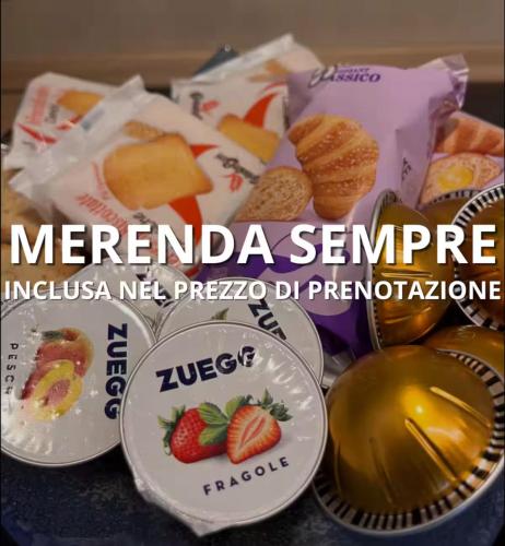 Una imagen de un montón de comida en una mesa. en Your secret place, en San Pietro in Cariano