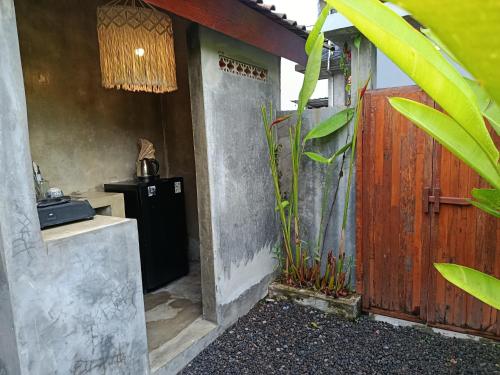 een ingang naar een kamer met een wastafel en een koelkast bij Gusti Ayu Private Bali House - 2 Bedrooms near Kerobokan in Kerobokan