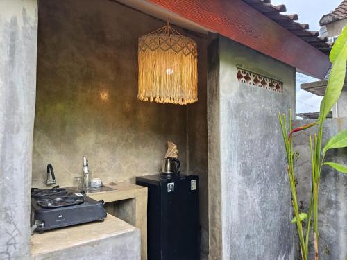 een keuken met een fornuis en een koelkast bij Gusti Ayu Private Bali House - 2 Bedrooms near Kerobokan in Kerobokan