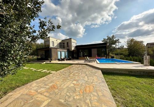una casa con piscina en el patio en saguramo agaraki, en Saguramo