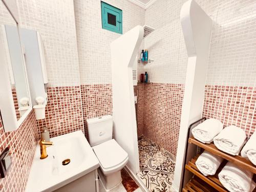 Ένα μπάνιο στο Luxury Marina-View Pent-House