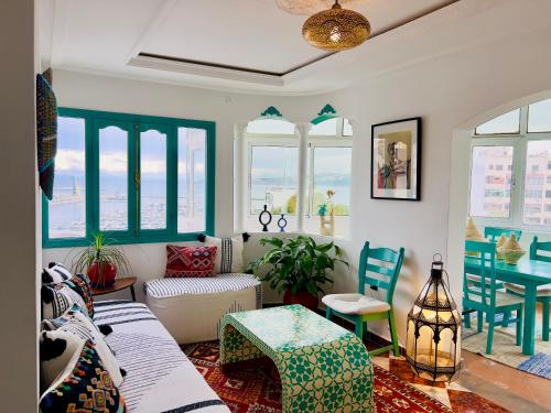 Χώρος καθιστικού στο Luxury Marina-View Pent-House