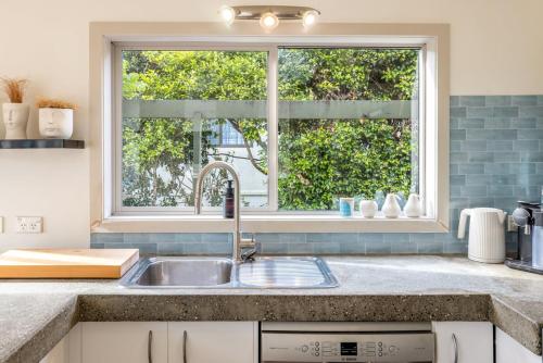 Kuchyň nebo kuchyňský kout v ubytování Sand & Soul by Waiheke Pure