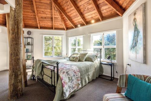 Ένα ή περισσότερα κρεβάτια σε δωμάτιο στο Cedar Retreat by Waiheke Pure