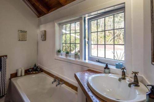 Ένα μπάνιο στο Cedar Retreat by Waiheke Pure